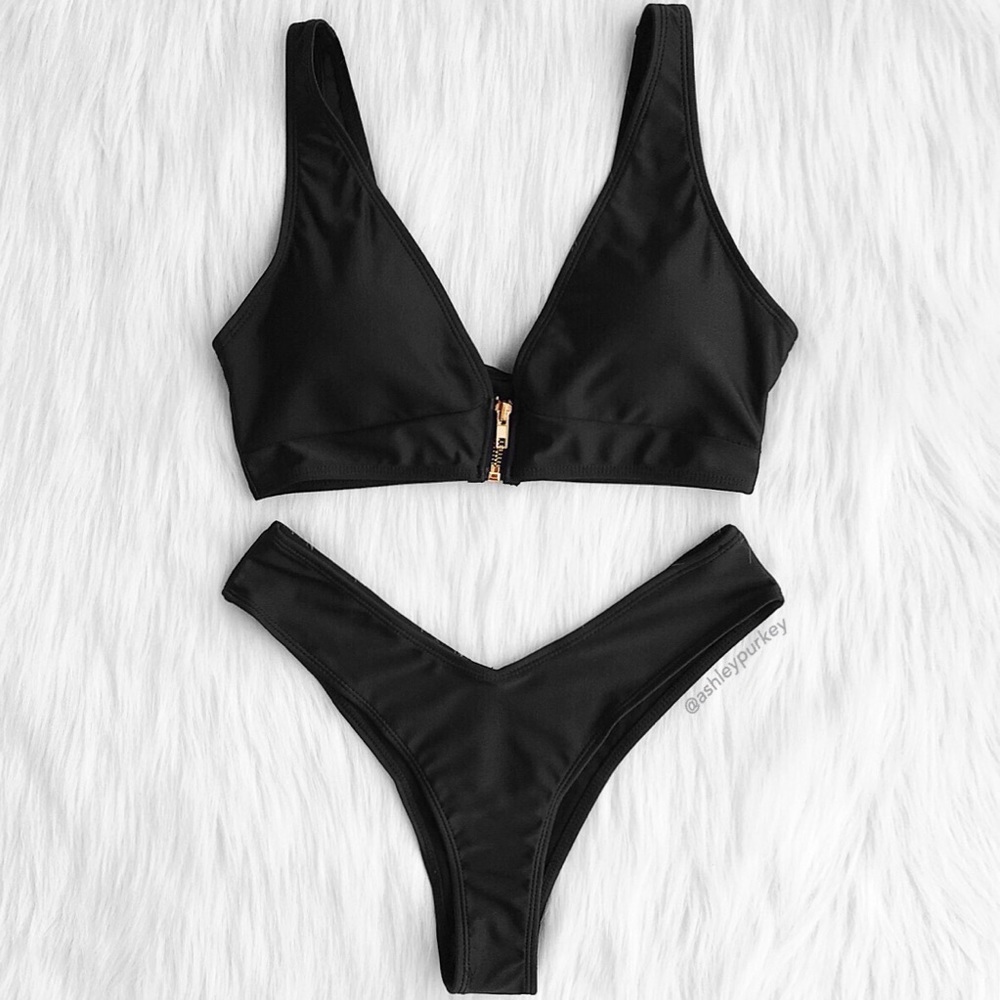 ❤️SALE❤️ Black zip cheeky bikini set